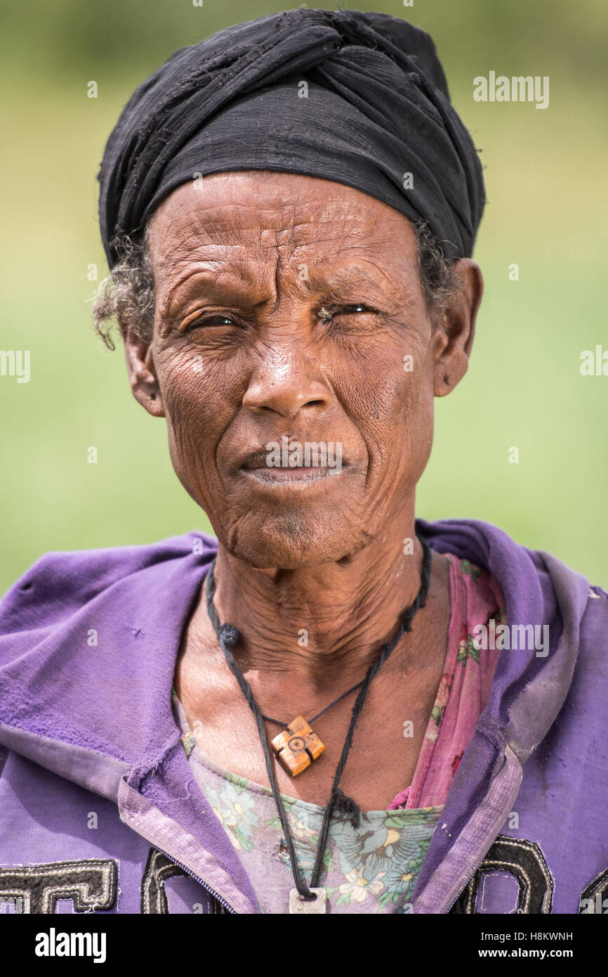 Meki Batu, Äthiopien - Porträt einer Arbeitnehmerin nach dem Jäten Zwiebel Felder bei der Obst- und Gemüse-Erzeuger-Genossenschaft in M Stockfoto