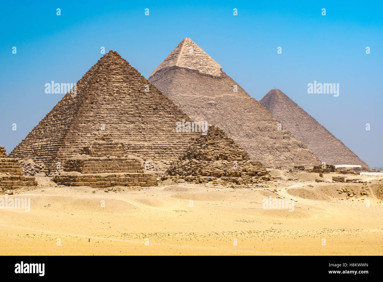 Kairo, Ägypten die drei großen Pyramiden von Gizeh vor einem strahlend blauen Himmel. Von links nach rechts steht die Pyramide von Mekaure (smalle Stockfoto