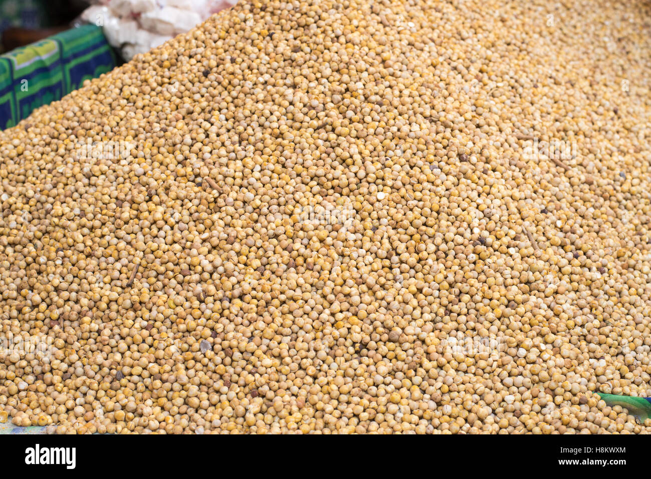 Kairo, Ägypten. Nahaufnahme von Sojabohnen zu verkaufen in der Outdoor-Basar / Flohmarkt Khan el-Khalili in Kairo. Stockfoto