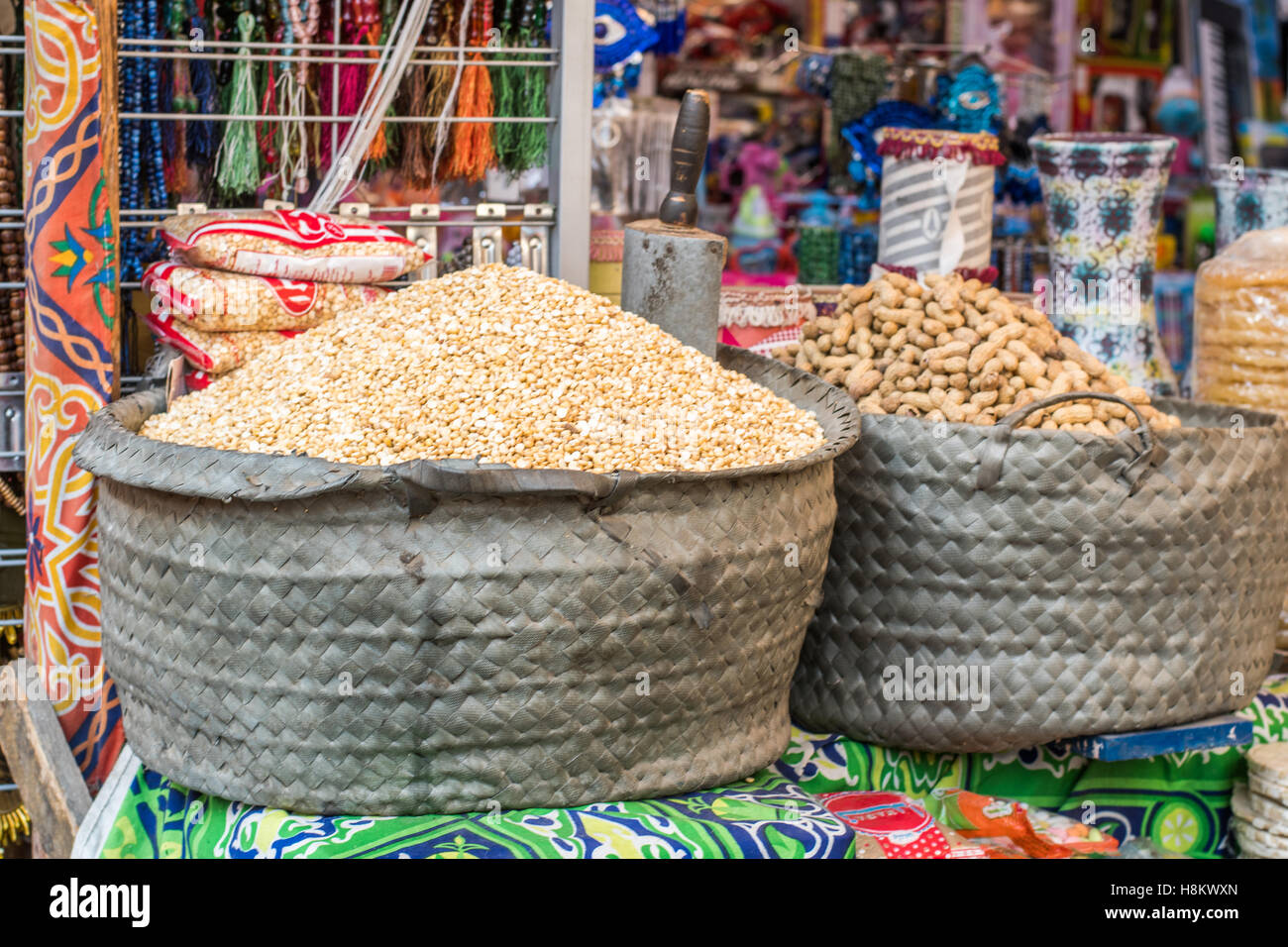 Kairo, Ägypten. Nahaufnahme von Sojabohnen und Erdnüsse zum Verkauf in der Outdoor-Basar / Flohmarkt Khan el-Khalili in Kairo. Stockfoto