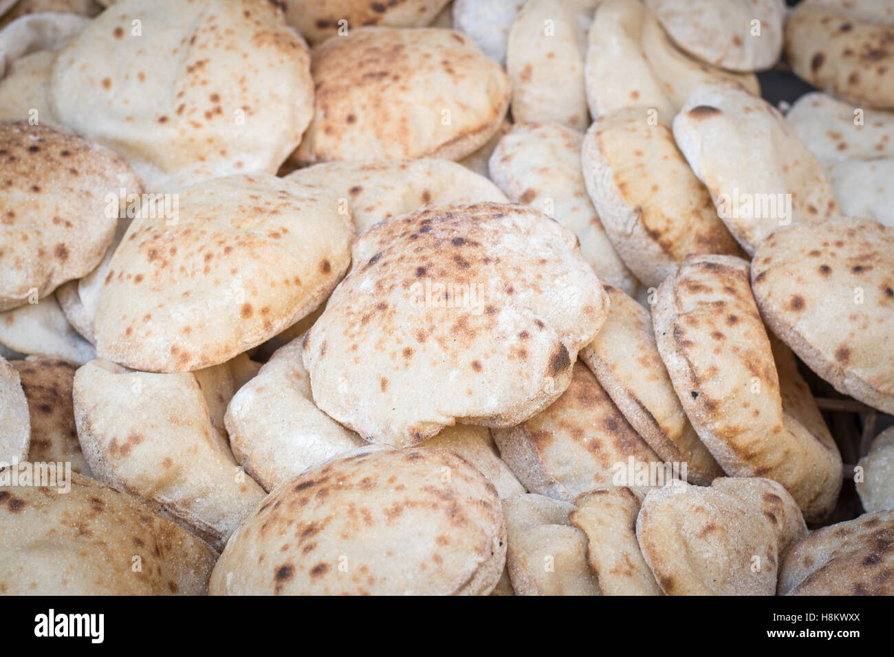 Kairo, Ägypten. Nahaufnahme von ägyptische Fladenbrot namens Aish Baladi zu verkaufen in der Outdoor-Basar / Flohmarkt Khan el-Khalili in C Stockfoto