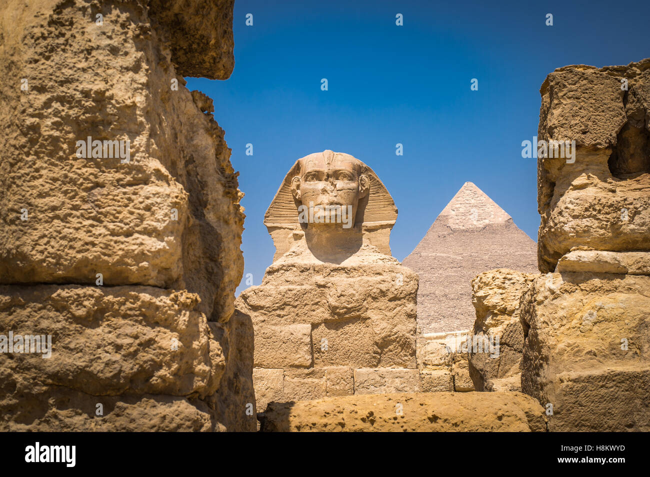 Kairo, Ägypten hoch stehenden großen Sphinx von Gizeh mit den Pyramiden von Gizeh im Hintergrund. Dieser eine ist Th Stockfoto