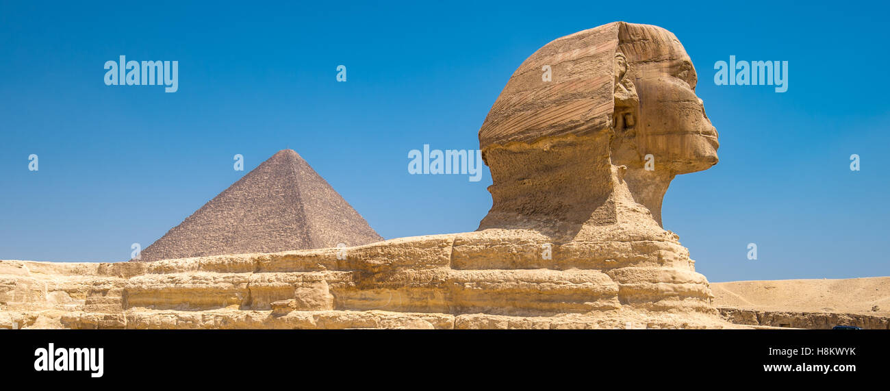 Kairo, Ägypten hoch stehenden großen Sphinx von Gizeh mit den Pyramiden von Gizeh im Hintergrund. Dieser eine ist Th Stockfoto