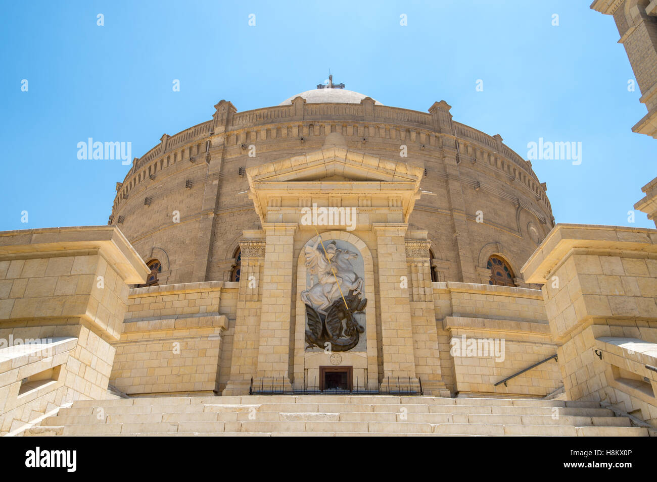 Kairo, Ägypten. Relief des St. George Slaying der Drache an der Wand der griechisch-orthodoxen Kirche und Kloster St. Georg (Mari G Stockfoto