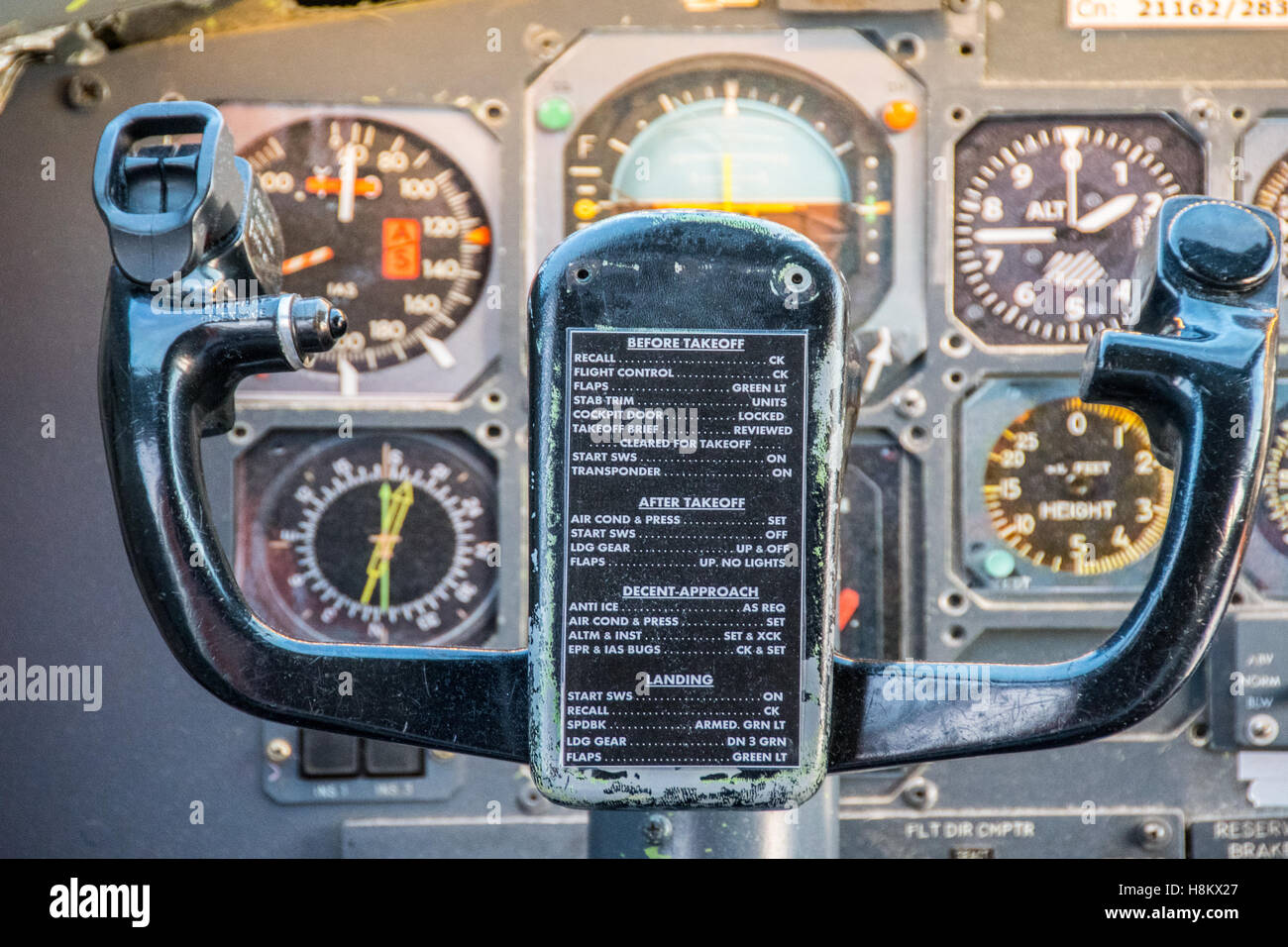 Stockholm Arlanda, Schweden - die Flugzeug-Steuerelemente innerhalb der Cockpit-Raum in das Jumbo Stay (Jumbohostel), ein Hostel, das ist ein Stockfoto
