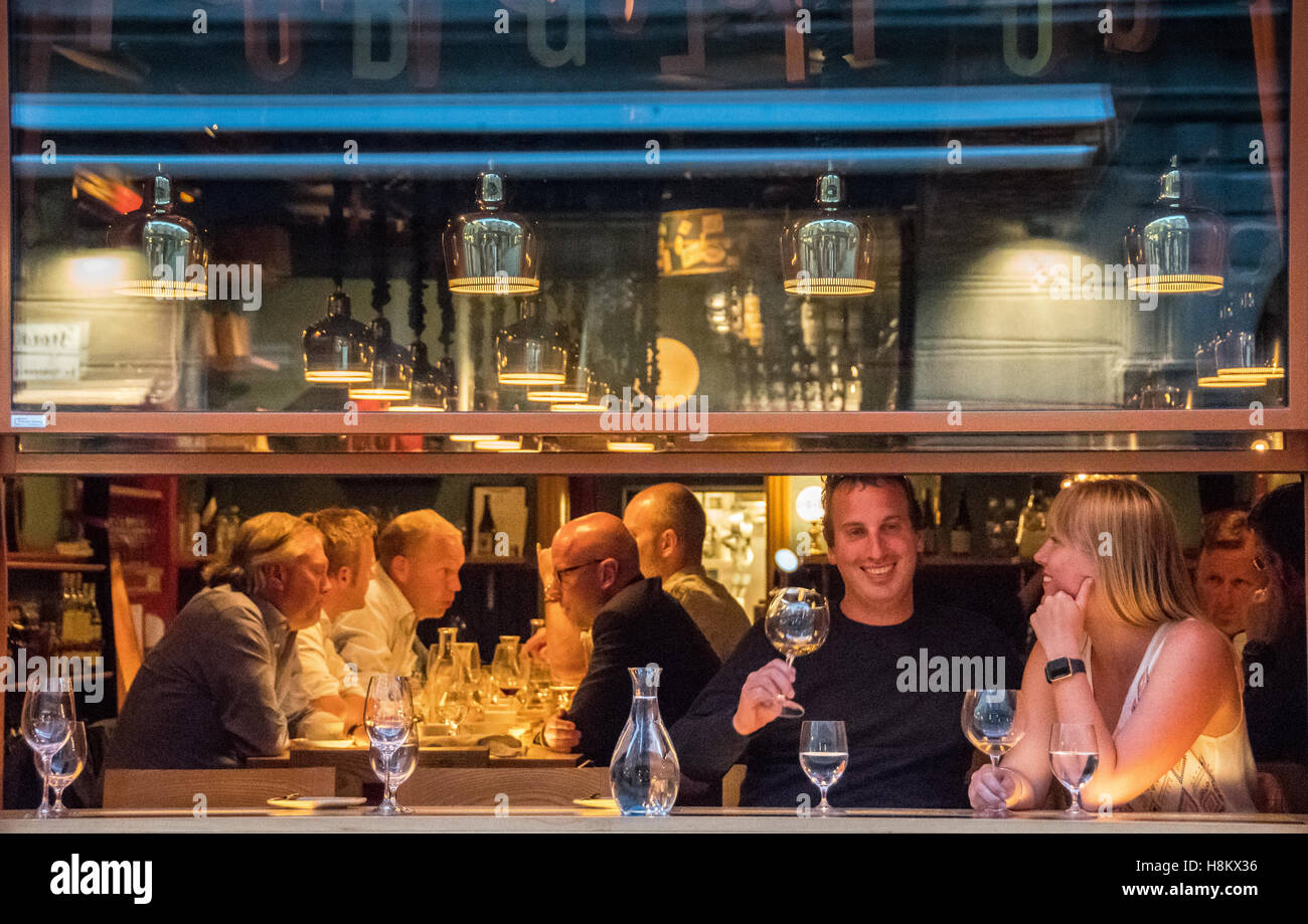 Stockholm, Schweden - einheimischen Essen und trinken Alkohol in einem Pub in Gamla Stan, der Altstadt genannt gehört zu den großen Stockfoto