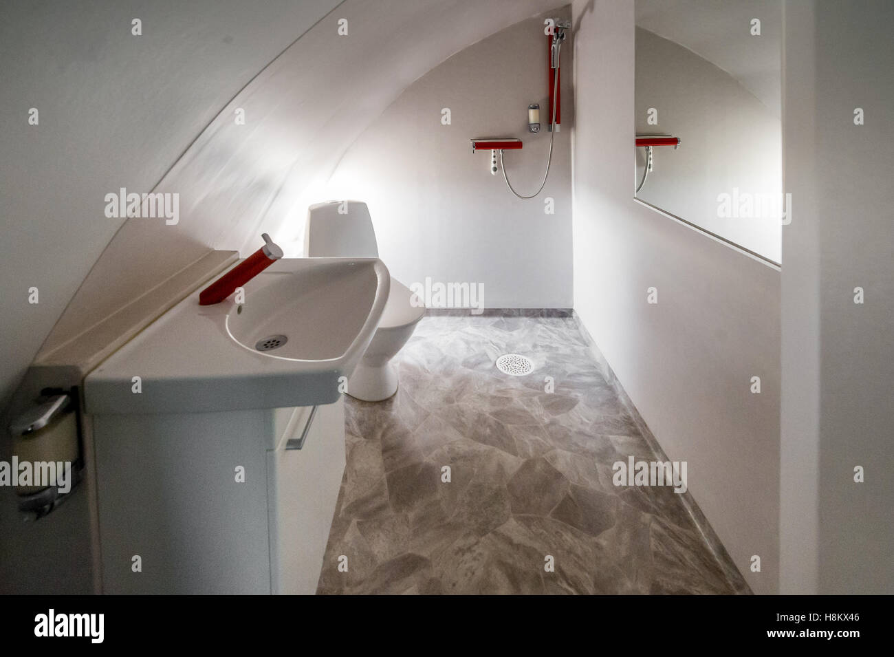 Stockholm Arlanda, Schweden - ein Bad im Inneren das Jumbo Stay (Jumbohostel), ein Hostel, das ist eine umgebaute Boeing 747 Flugzeug. Ich Stockfoto