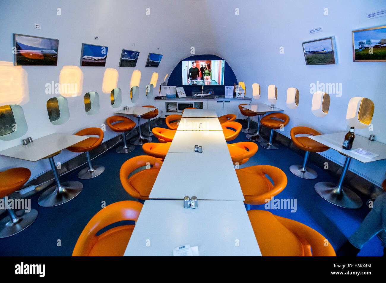 Stockholm Arlanda, Schweden - der Lounge-Bereich im Inneren das Jumbo Stay (Jumbohostel), ein Hostel, das ist eine umgebaute Boeing 747 Fluglin Stockfoto