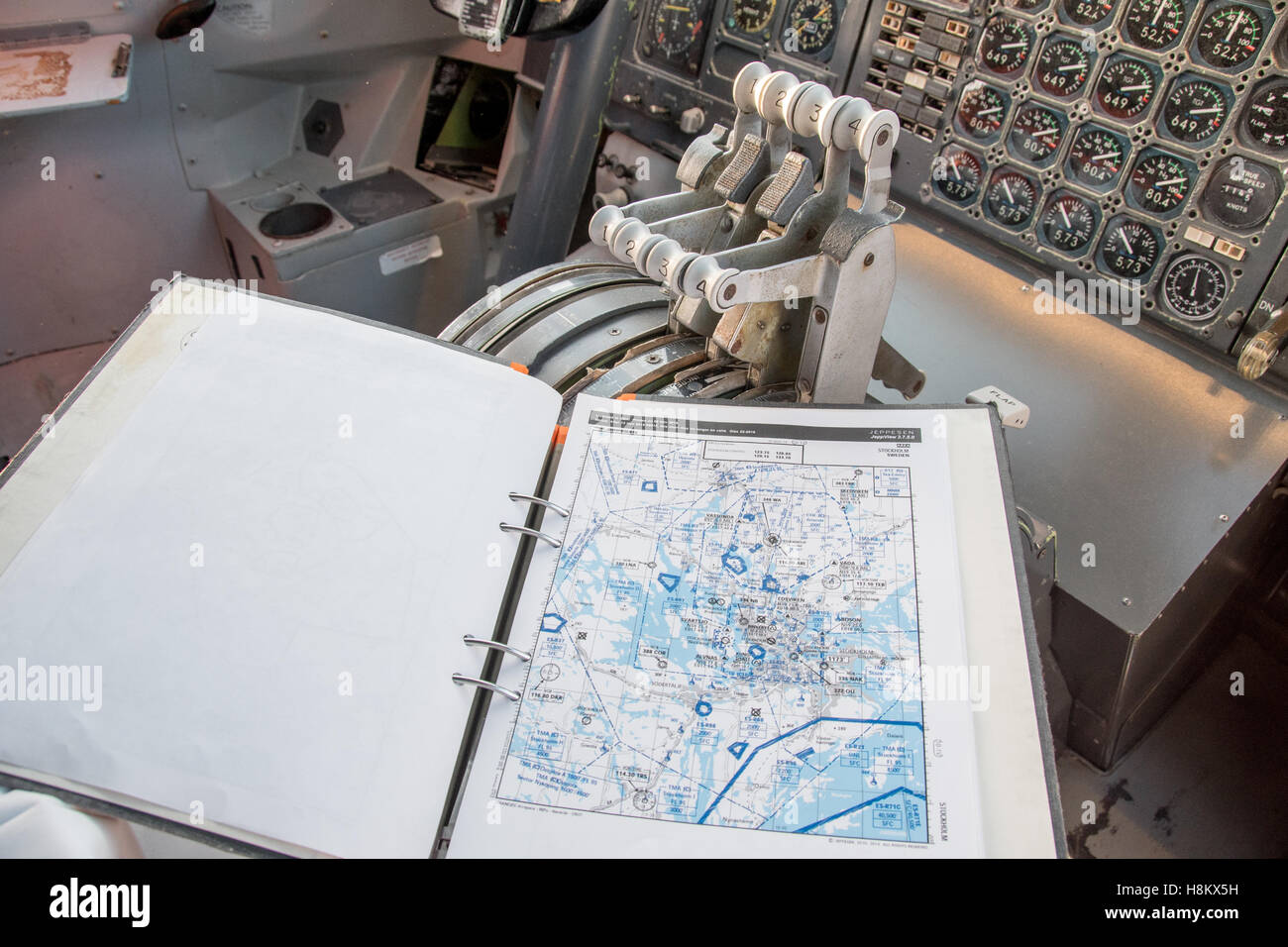 Stockholm, Arlanda, Schweden - ein Flughafen-Briefing und die alte Steuerelemente innerhalb der Cockpit-Zimmer im Jumbo Stay (Jumbohostel), eine Stockfoto
