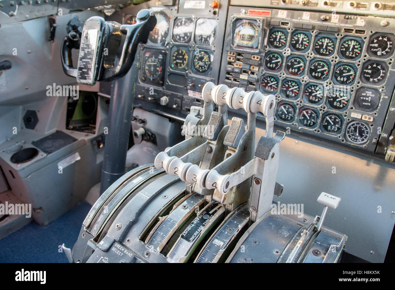 Stockholm Arlanda, Schweden - die alte Steuerelemente innerhalb des Cockpit-Raumes an das Jumbo Stay (Jumbohostel), eine Herberge, die eine Conver ist Stockfoto