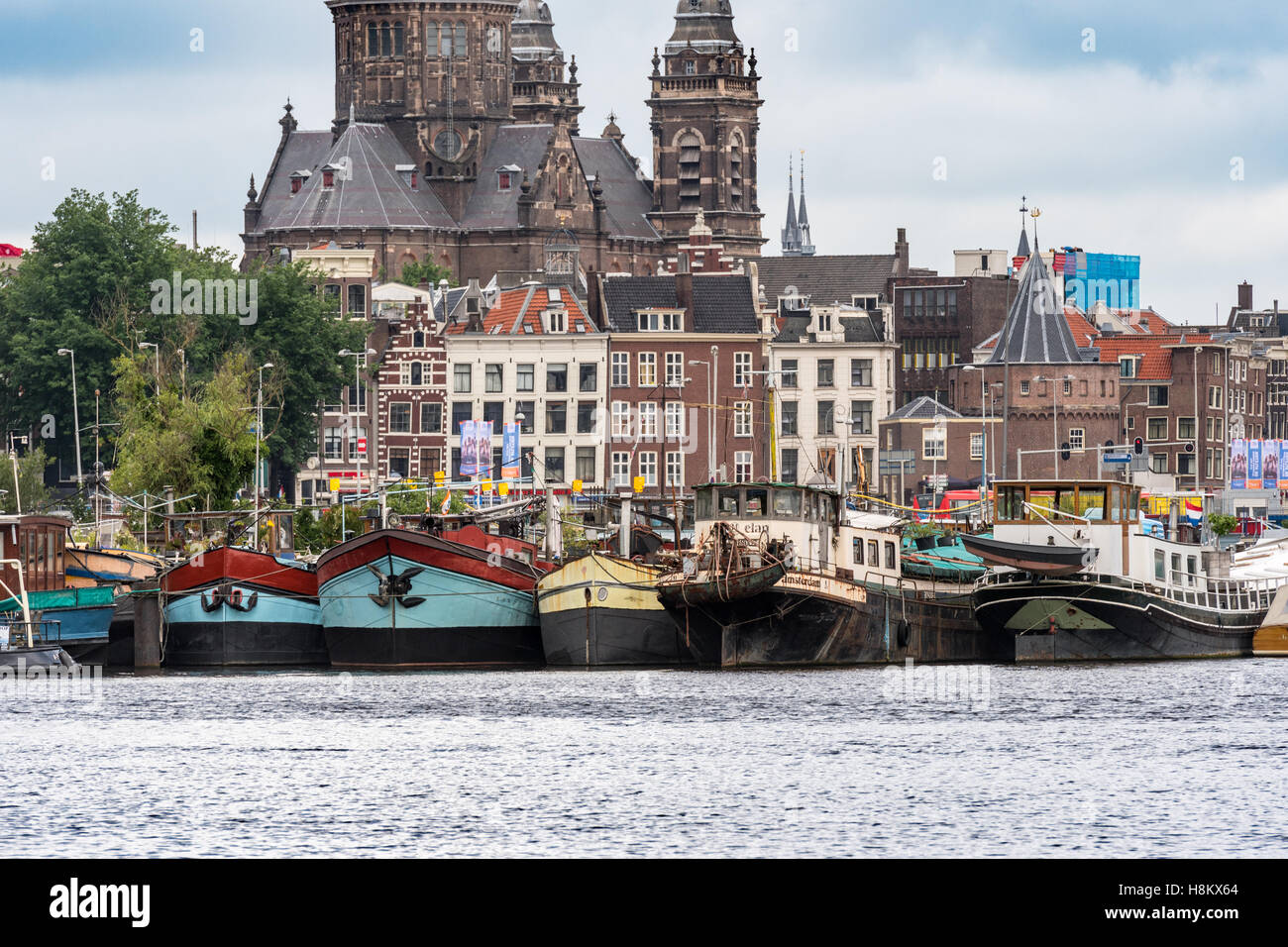 Amsterdam, Niederlande Waterfront Ansicht der St. Nikolaus-Kathedrale. Red Light District gelegen. Stockfoto