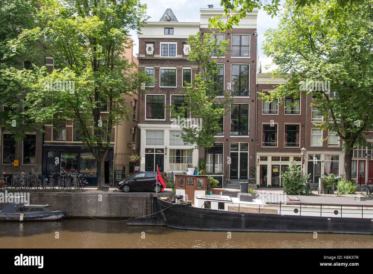 Amsterdam, Niederlande-Waterfront-Blick auf Boote angedockt ein Amsterdam-Kanal entlang. Stockfoto