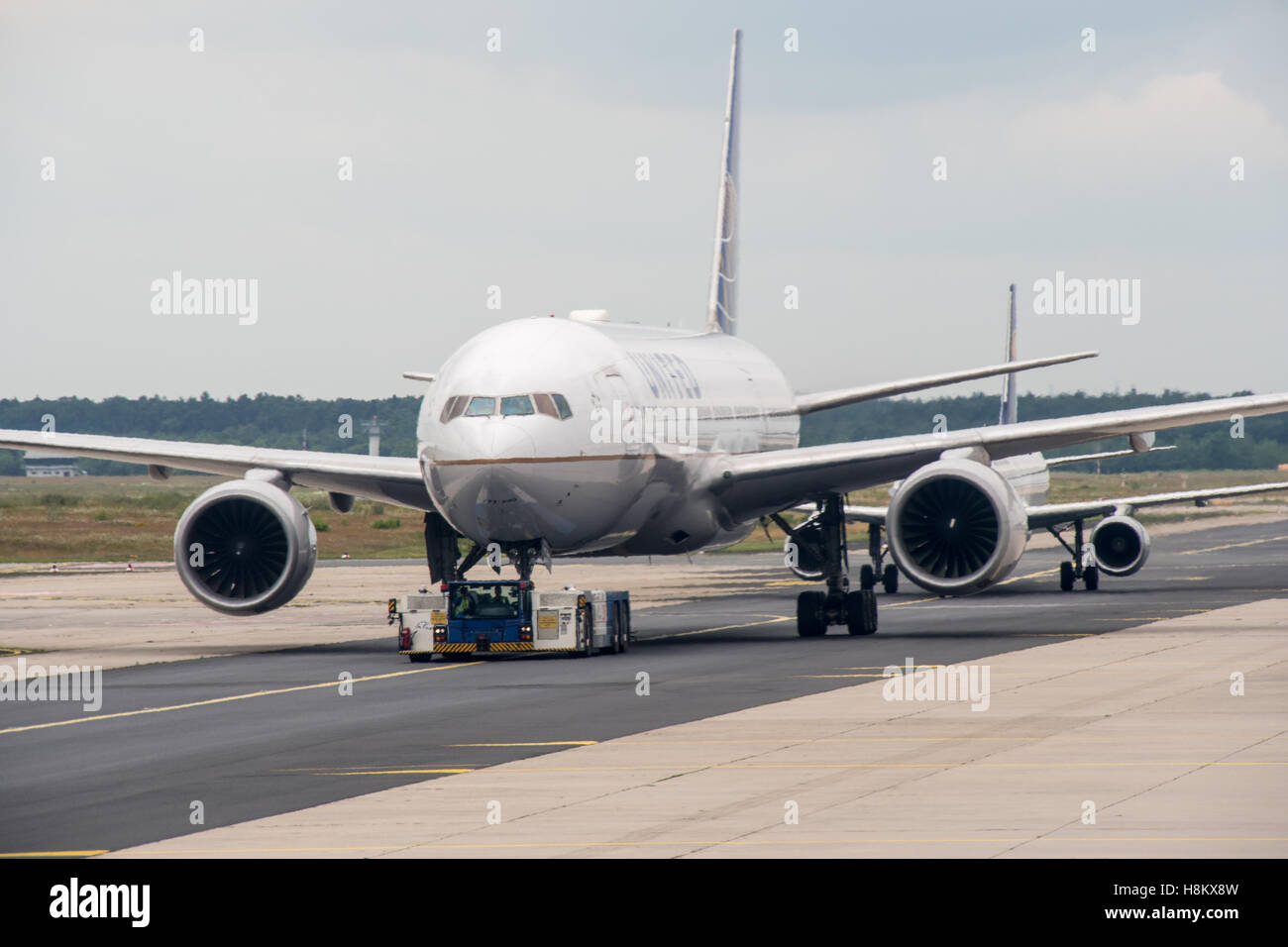 Frankfurt, Deutschland - ein Flugzeug will abgehen vom Frankfurter Flughafen in Frankfurt am Main, Deutschland. Stockfoto