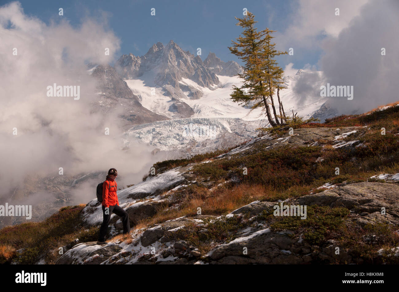 Frau, Wandern in den französischen Alpen, Reserve Naturelle Nationale des Aiguilles Rouges, Chamonix-Mont-Blanc, Frankreich Stockfoto