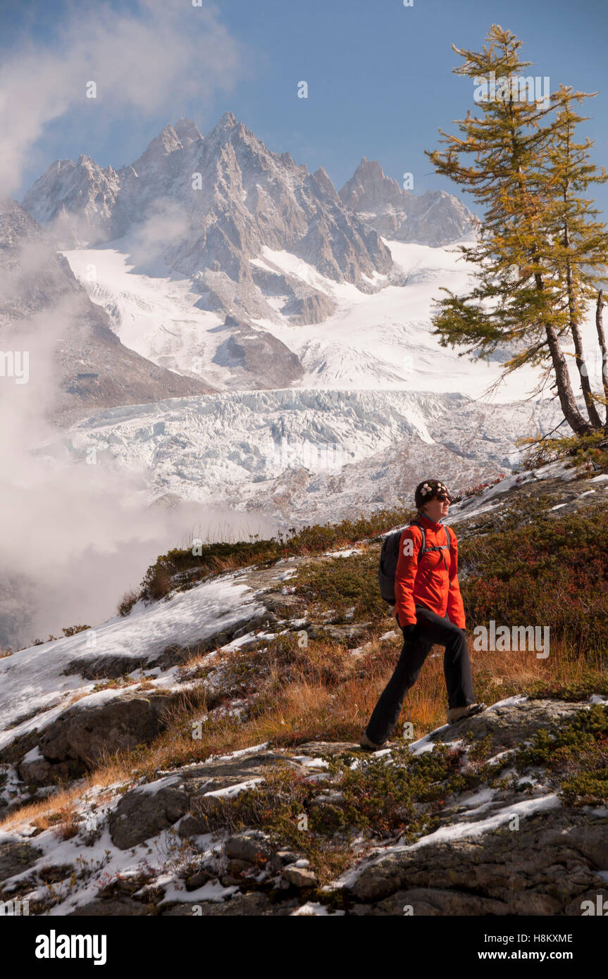 Frau, Wandern in den französischen Alpen, Reserve Naturelle Nationale des Aiguilles Rouges, Chamonix-Mont-Blanc, Frankreich Stockfoto