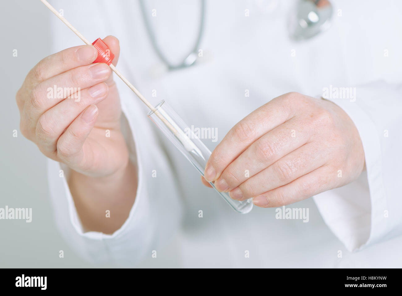 Weibliche Facharzt halten bukkal Wattestäbchen und Reagenzglas, DNA abholbereit Stockfoto