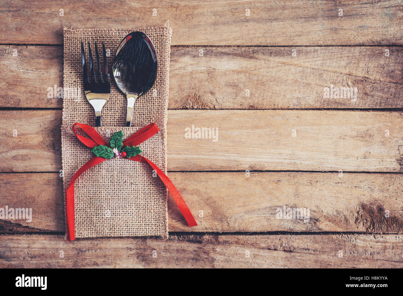 Weihnachten-Tisch-Gedeck und Besteck auf Holz mit Platz. Stockfoto