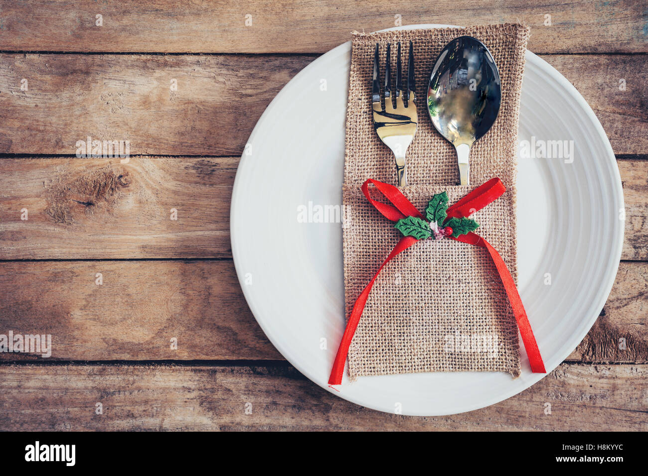 Weihnachten-Tisch-Gedeck und Besteck auf Holz mit Platz. Stockfoto