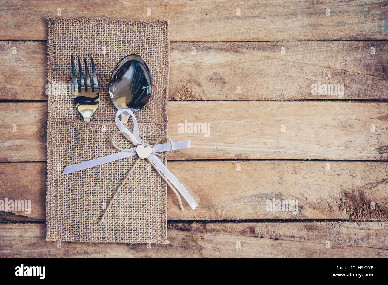 Weihnachten-Tisch-Gedeck und Besteck auf Holz mit Platz. Stockfoto