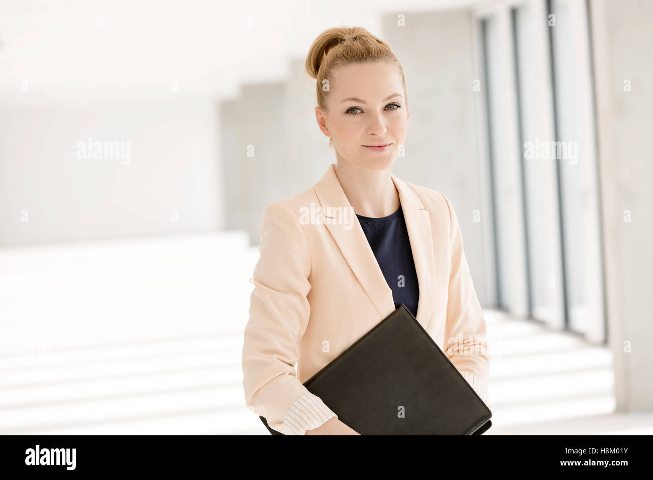 Porträt von überzeugt junge Geschäftsfrau mit Datei im neuen Büro Stockfoto