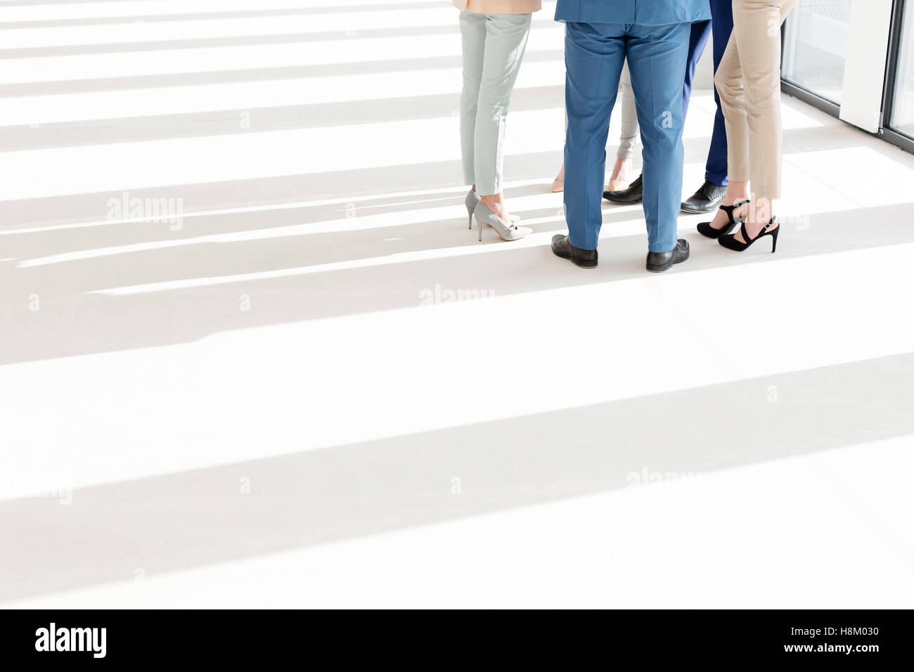 Geringen Teil Geschäftsleute stehen zusammen im neuen Büro Stockfoto