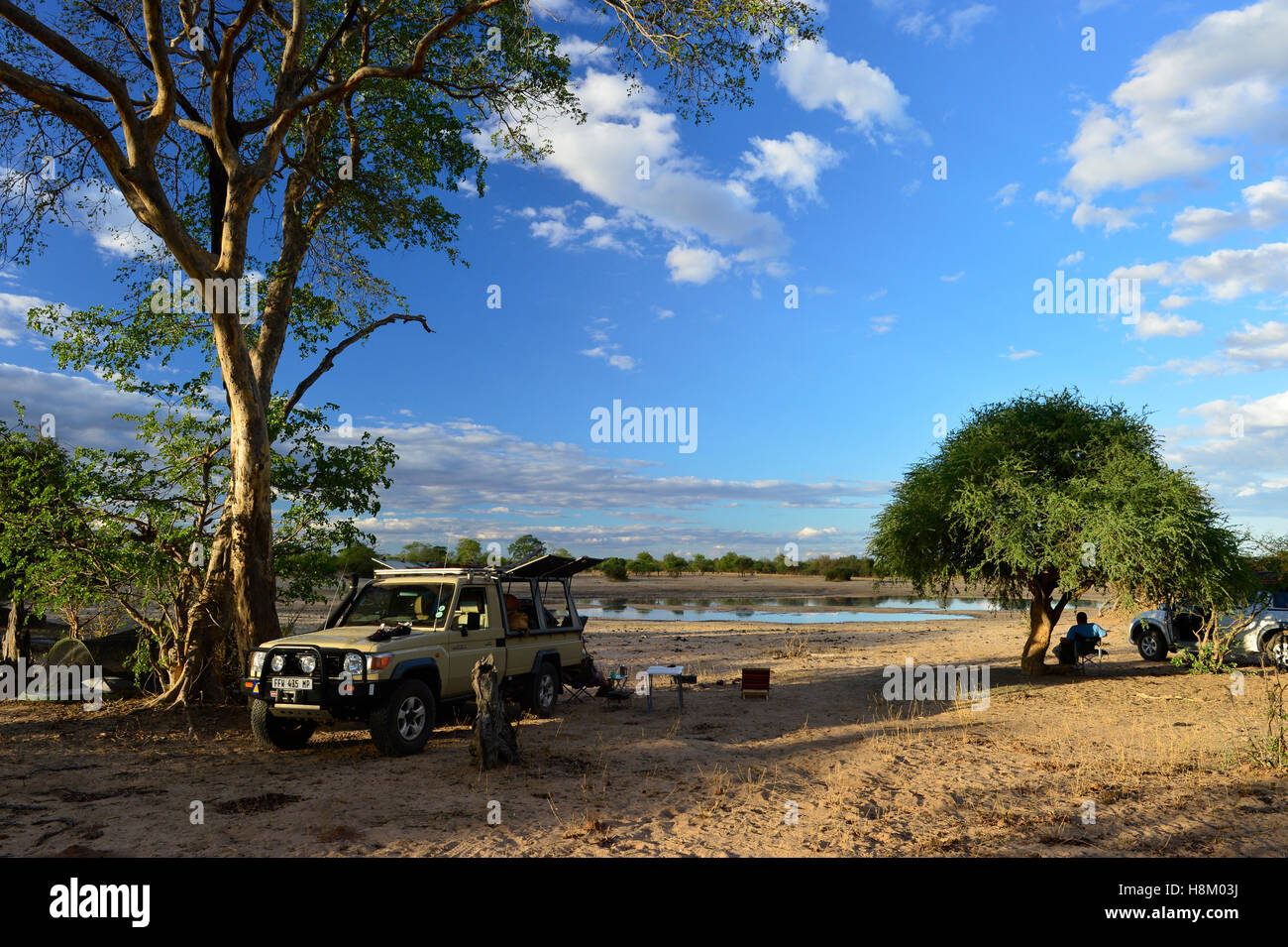 Malerische Aussicht auf eine Gruppe camping in der Wildnis mit Blick auf ein Wasserloch in der Ferne Stockfoto