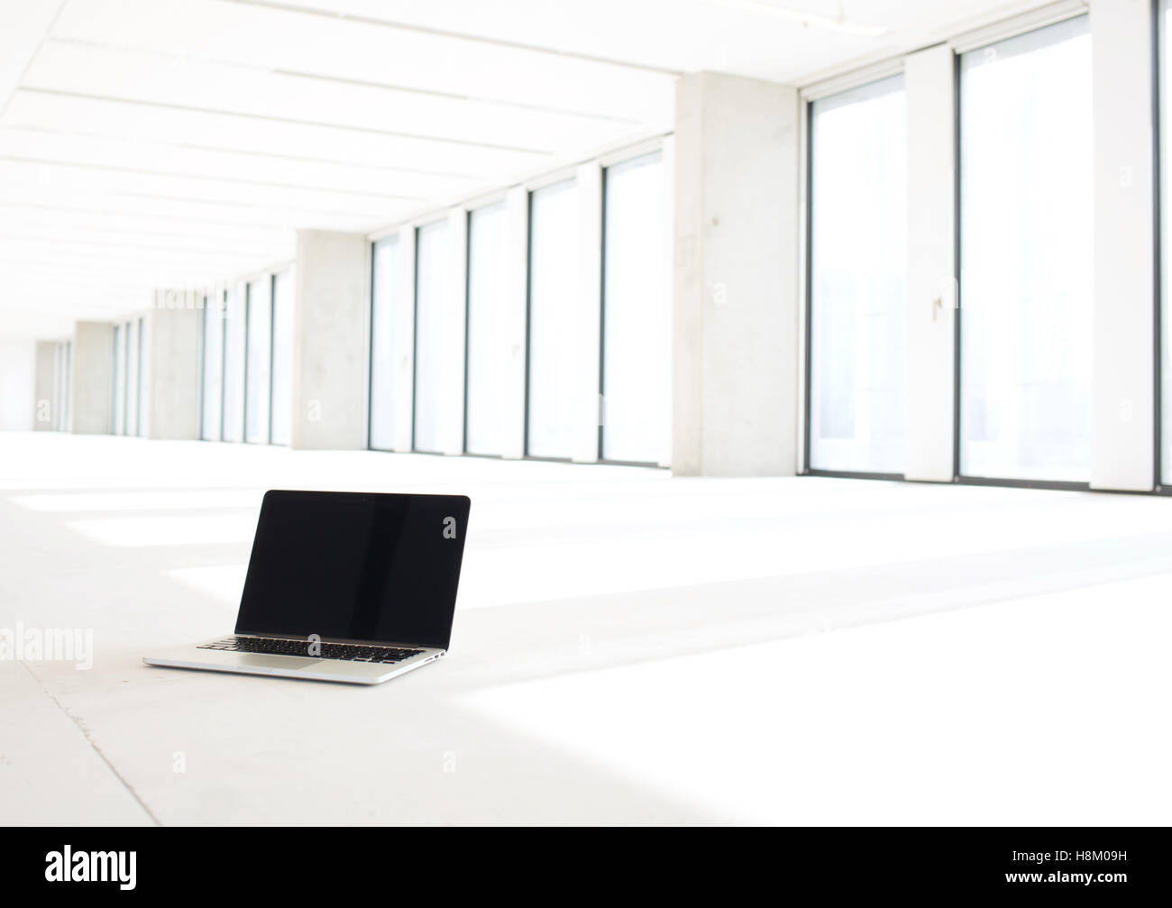 Laptop im Stock des neuen leeren Büro Stockfoto