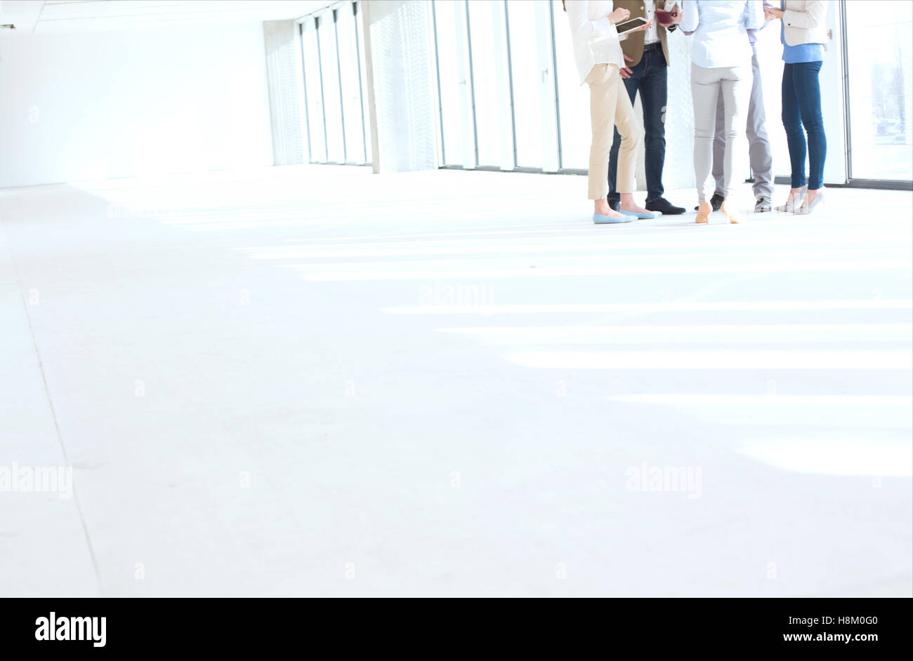 Geringen Teil Geschäftsleute zusammenstehen in leeren Büro Stockfoto