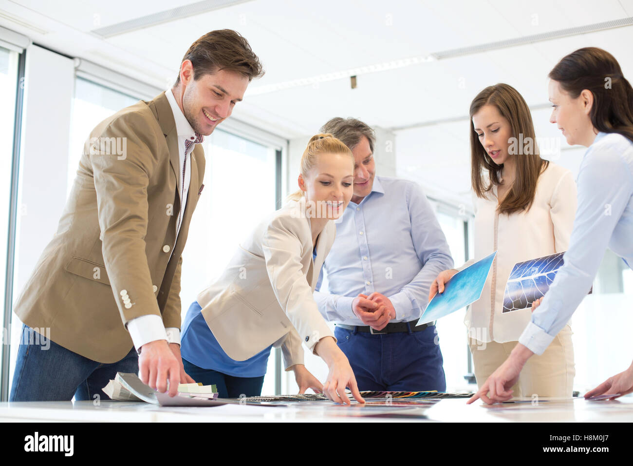 Geschäftsleute, die Diskussion am Tisch im neuen Büro Stockfoto