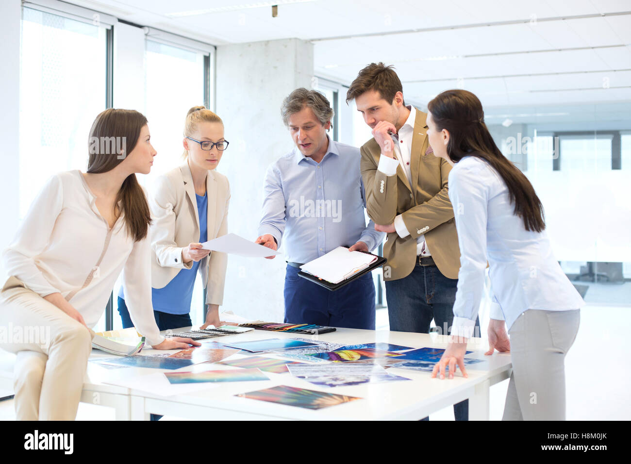 Reife Geschäftsmann mit Team arbeitet an neuen Projekt im Büro Stockfoto