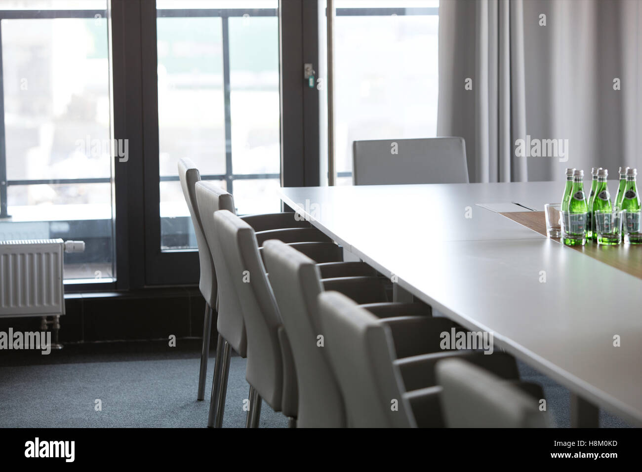 Stühle am Konferenztisch in modernen Büro Stockfoto