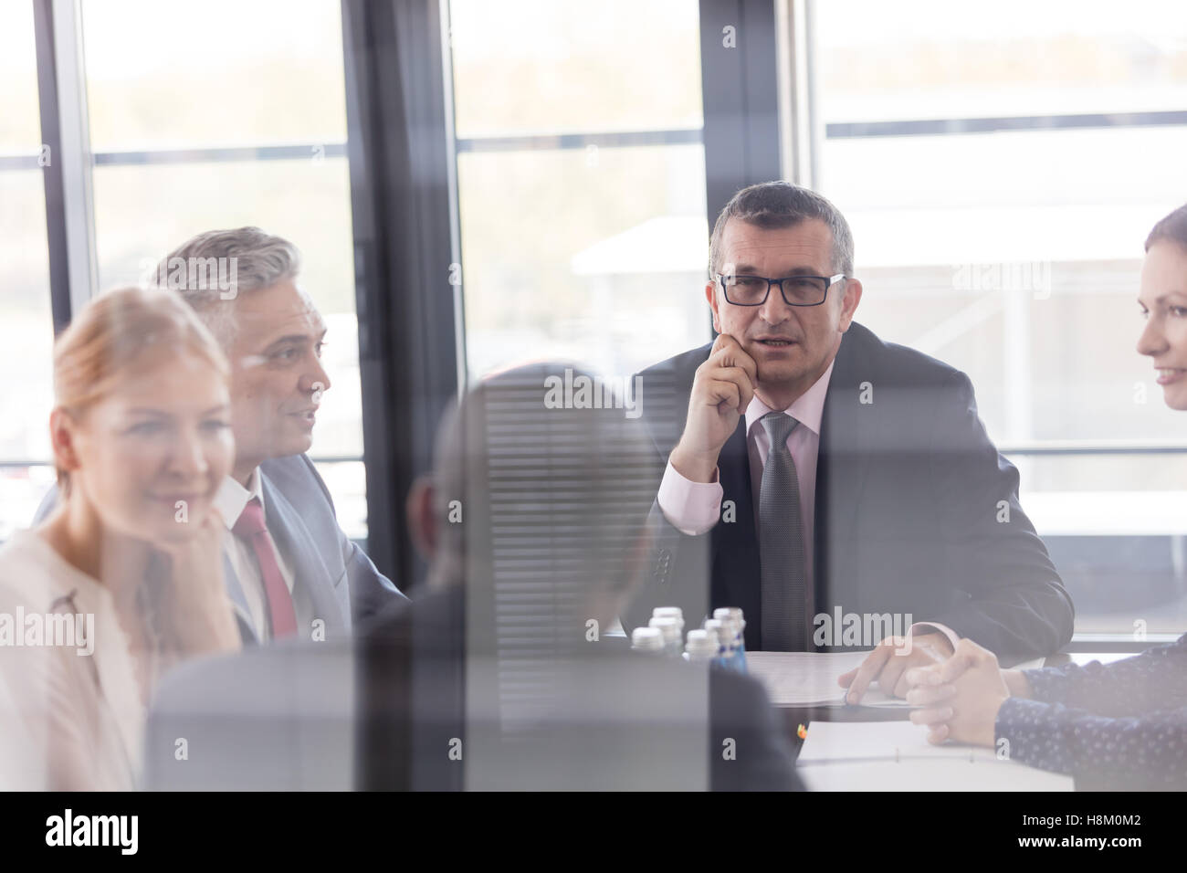 Multi-ethnischen Geschäftsleute mit Diskussion im Sitzungsraum im Büro Stockfoto