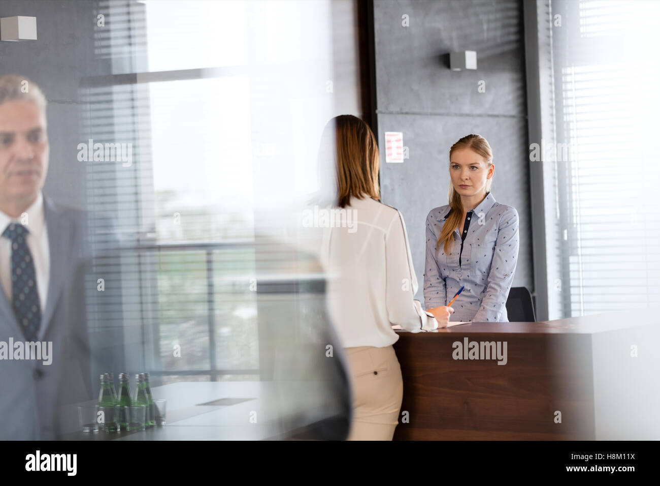 Junge Geschäftsfrau mit weiblichen Rezeption im Büro Stockfoto