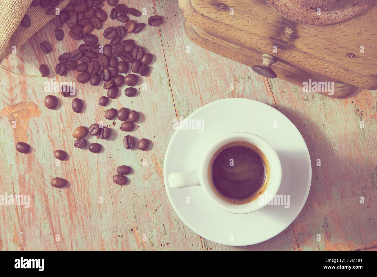 Aufwand für eine Tasse Espresso-Kaffeemaschine im Vintage-Stil Stockfoto