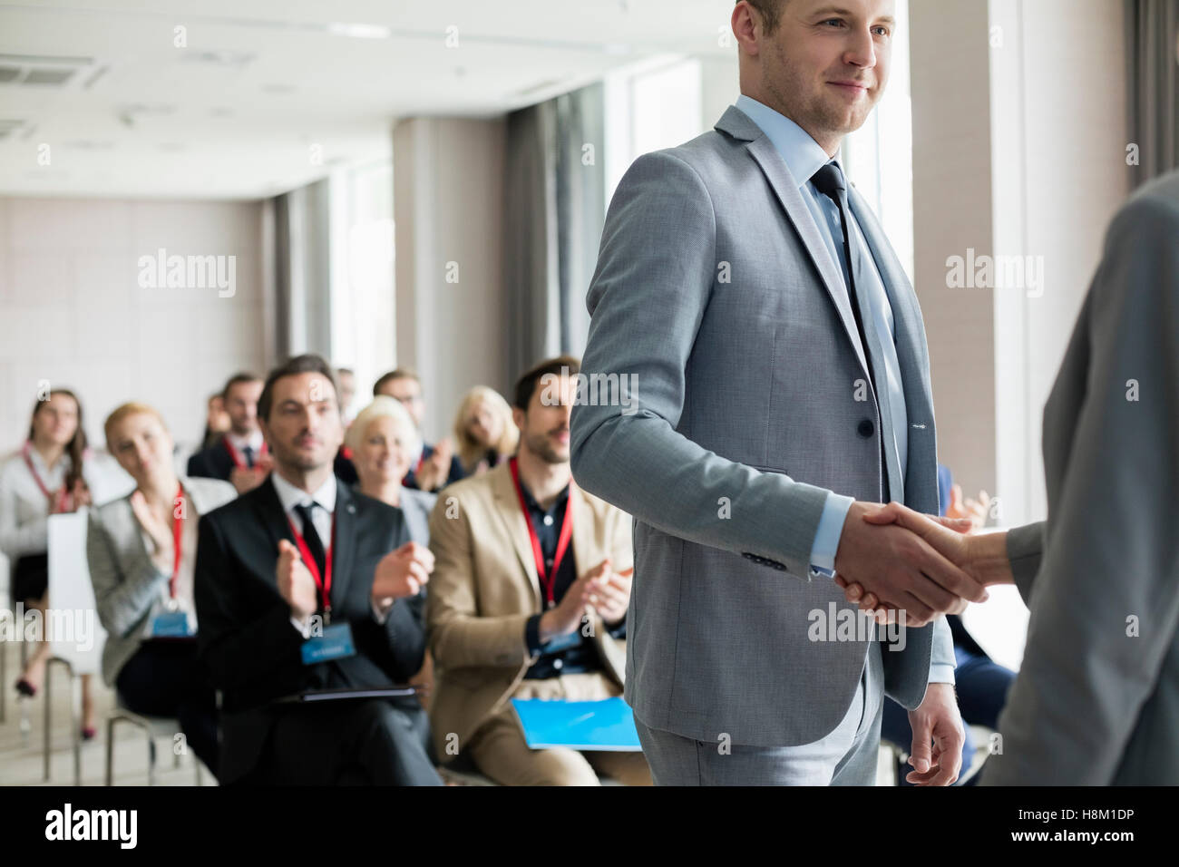Geschäftsmann Gruß Redner während seminar Stockfoto