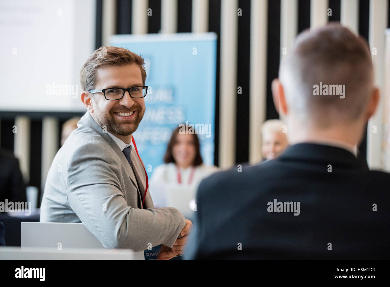 Porträt von zuversichtlich Geschäftsmann im Seminarraum sitzen Stockfoto
