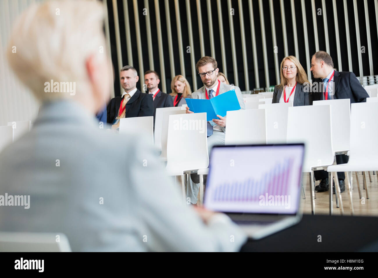 Business-Leute sitzen im Seminarraum Stockfoto