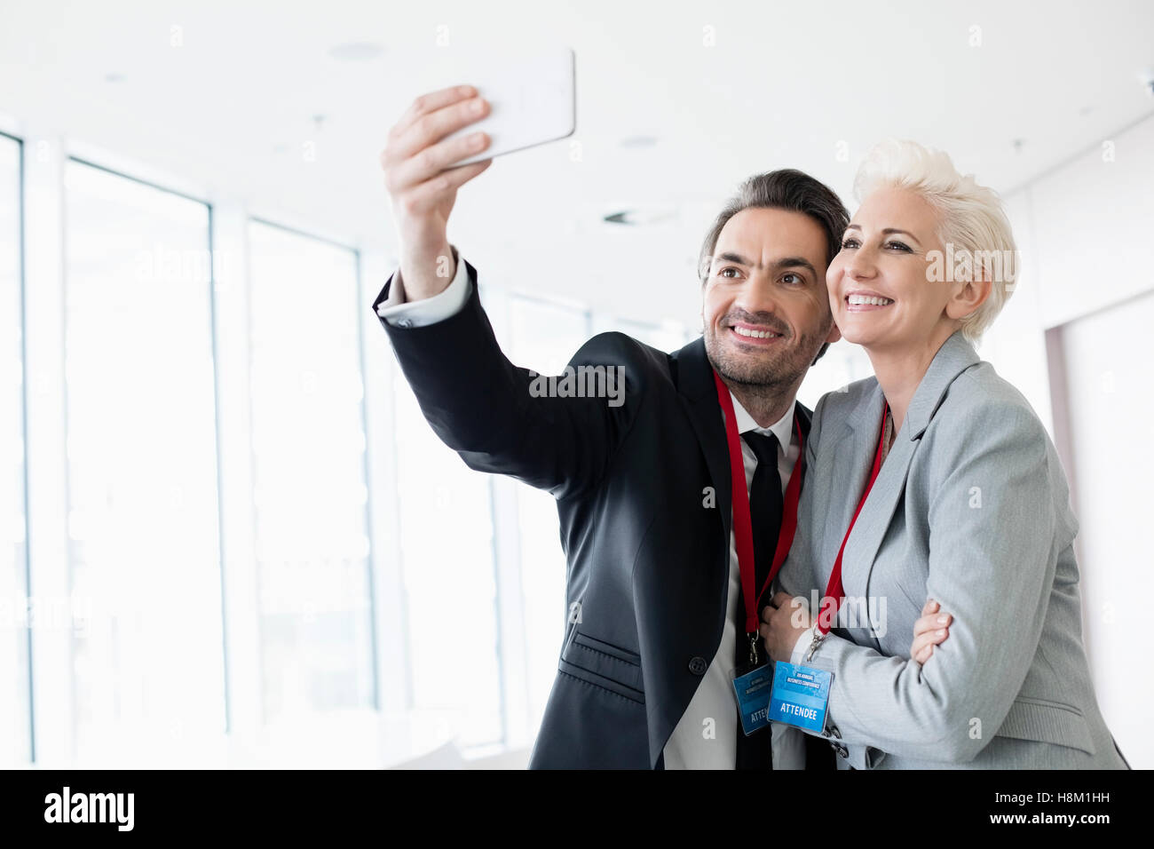 Geschäftsleute, die unter Selfie im Convention center Stockfoto
