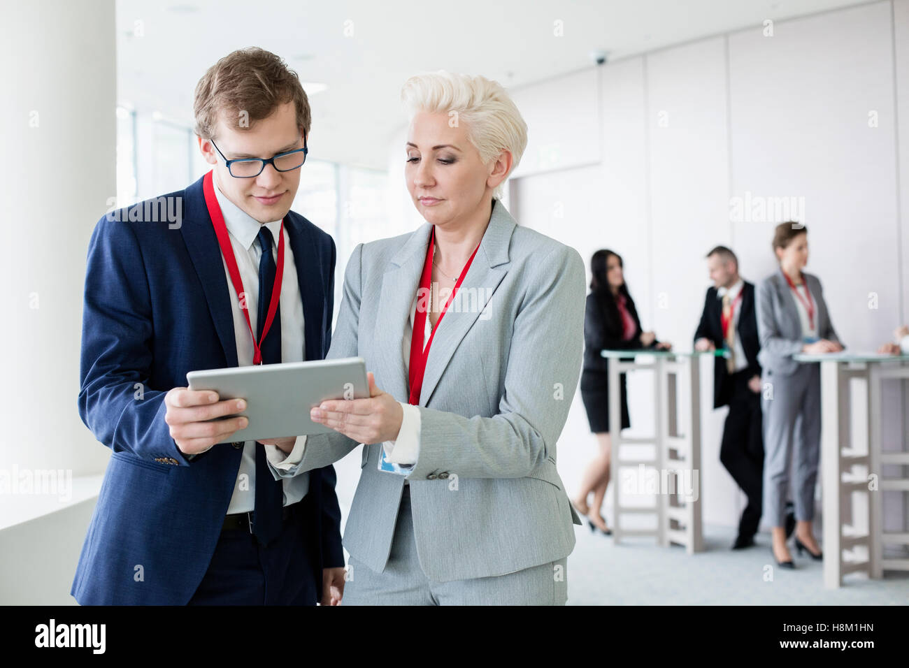 Geschäftsleute, die mit digital-Tablette im Convention center Stockfoto