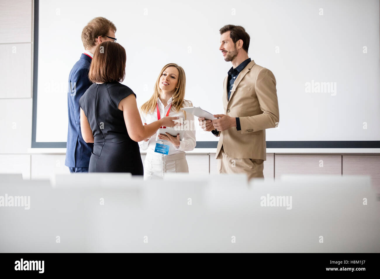 Business-Leute diskutieren im Seminarraum Stockfoto