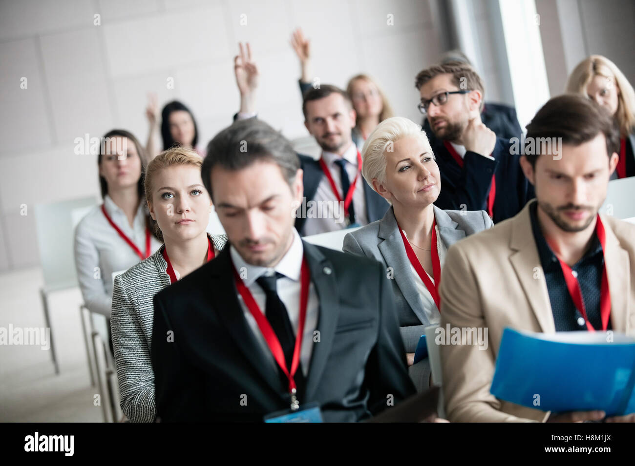 Nachdenklich Geschäftsfrau mit Kolleginnen und Kollegen im Seminarraum sitzen Stockfoto