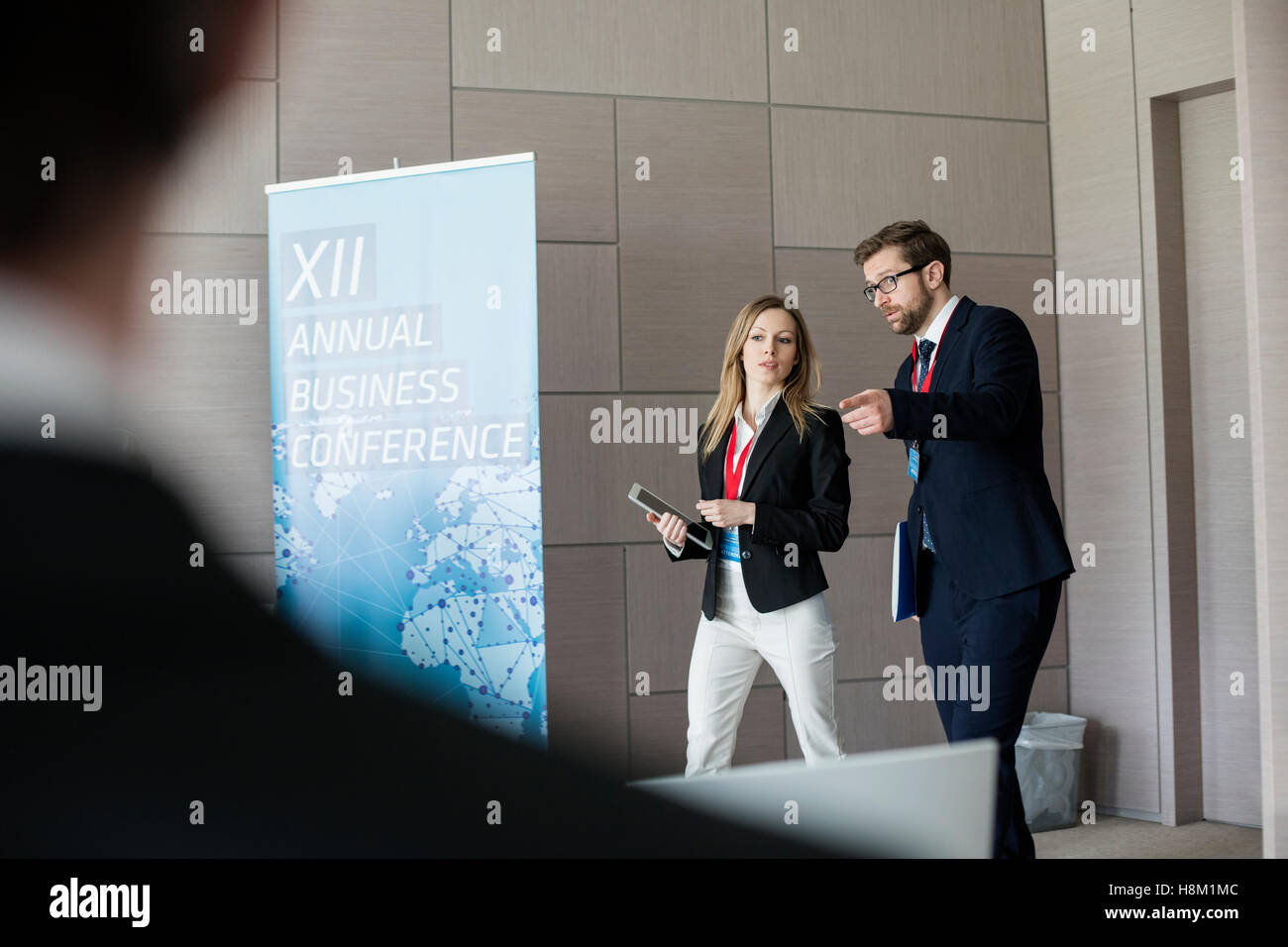 Zuversichtlich Geschäftsleute sprechen während des Gehens im Convention center Stockfoto