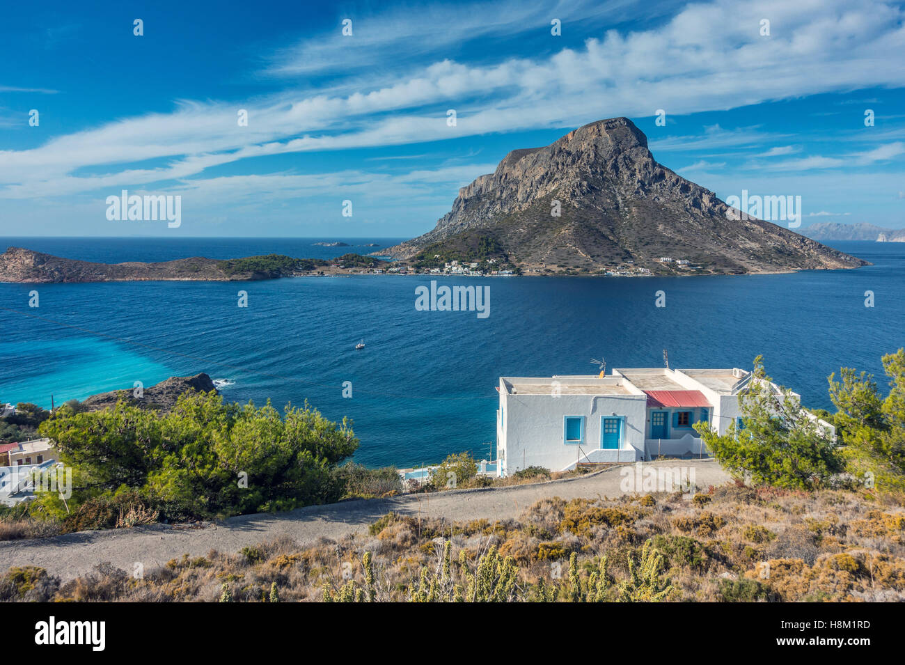 Telendos Insel gesehen über dem Wasser von Massouri, Kalymnos, Griechenland Stockfoto