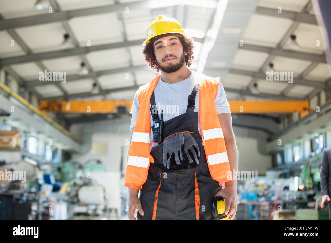 Porträt des jungen Mannes tragen von Schutzkleidung in der Metallbranche Stockfoto