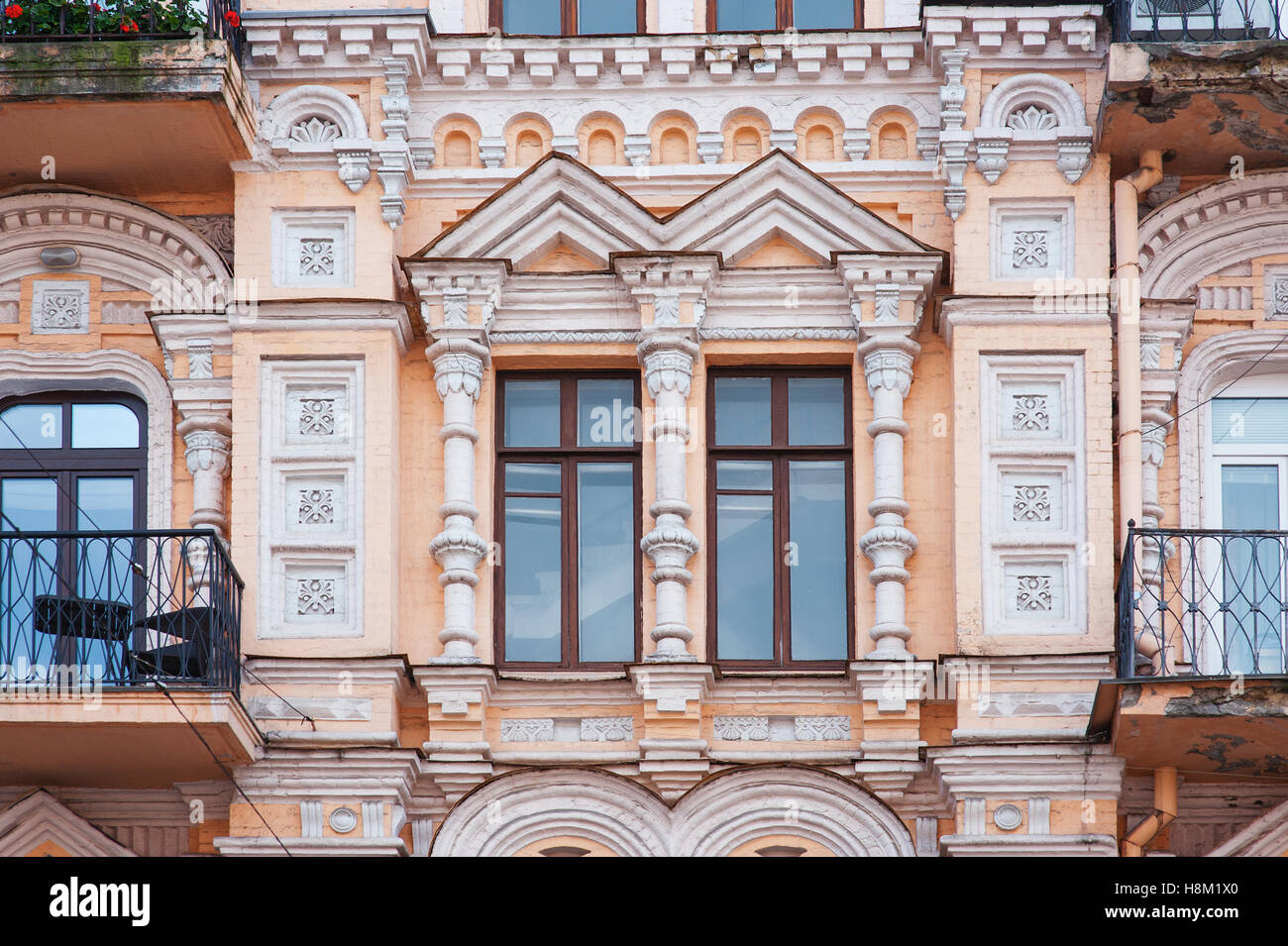 Fassade eines historischen Gebäudes mit schöner Architektur Stockfoto