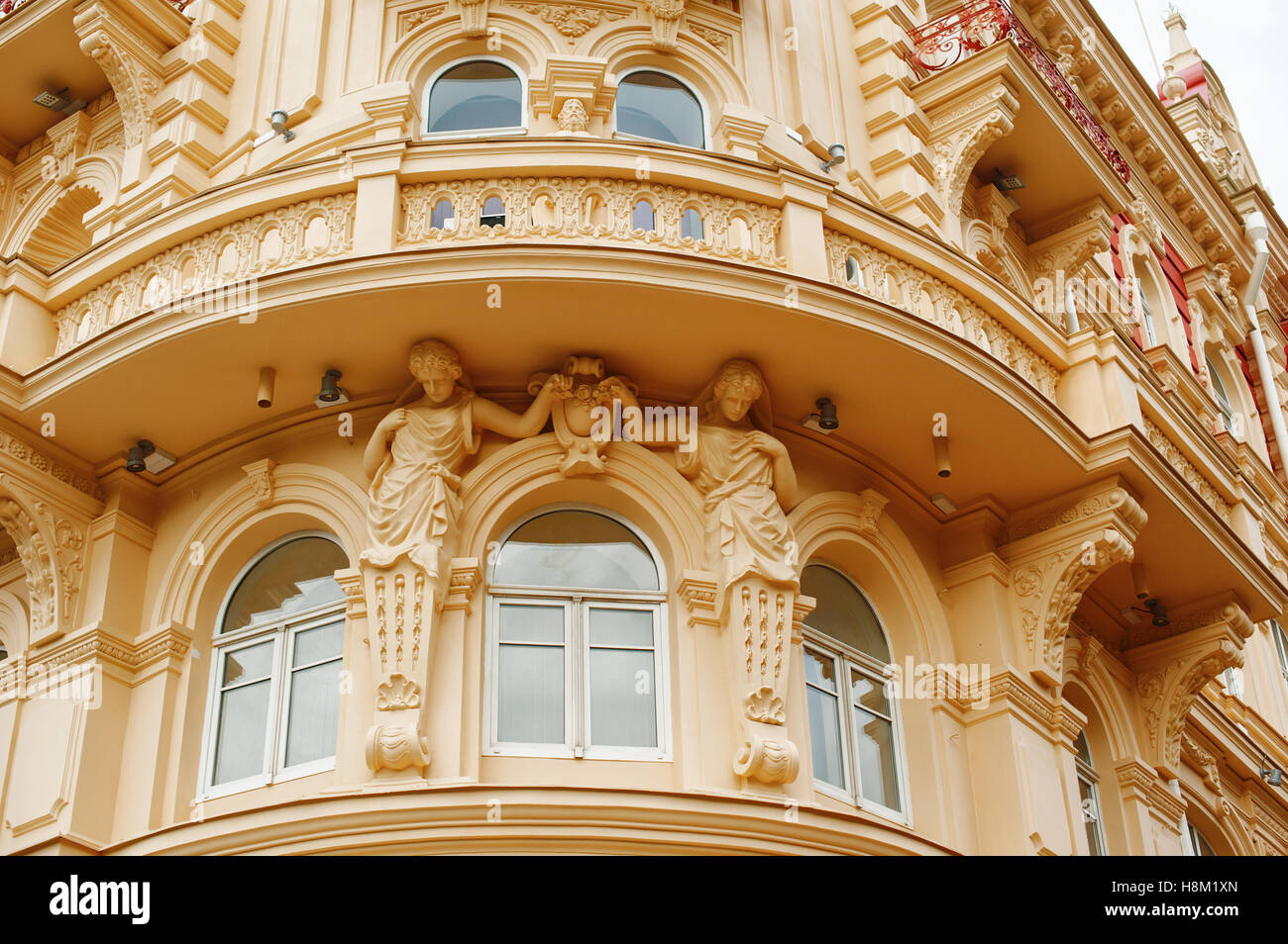 Fassade eines historischen Gebäudes mit schöner Architektur Stockfoto