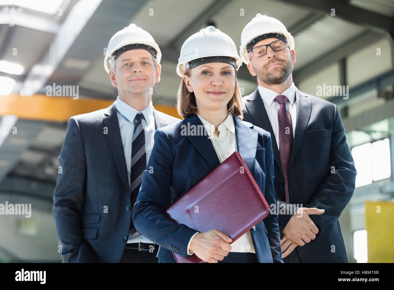 Porträt von Reife Geschäftsfrau mit männlichen Kollegen in der Metallbranche Stockfoto