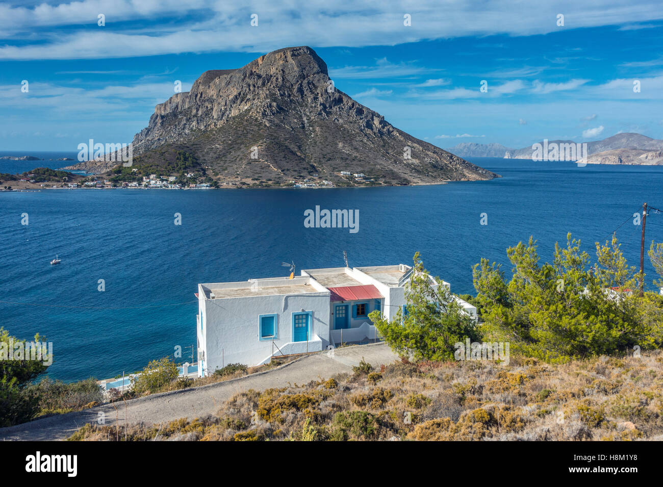 Telendos Insel gesehen über dem Wasser von Massouri, Kalymnos, Griechenland Stockfoto