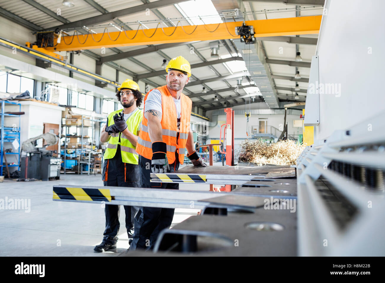 Männliche Arbeiter arbeiten bei Metallindustrie Stockfoto