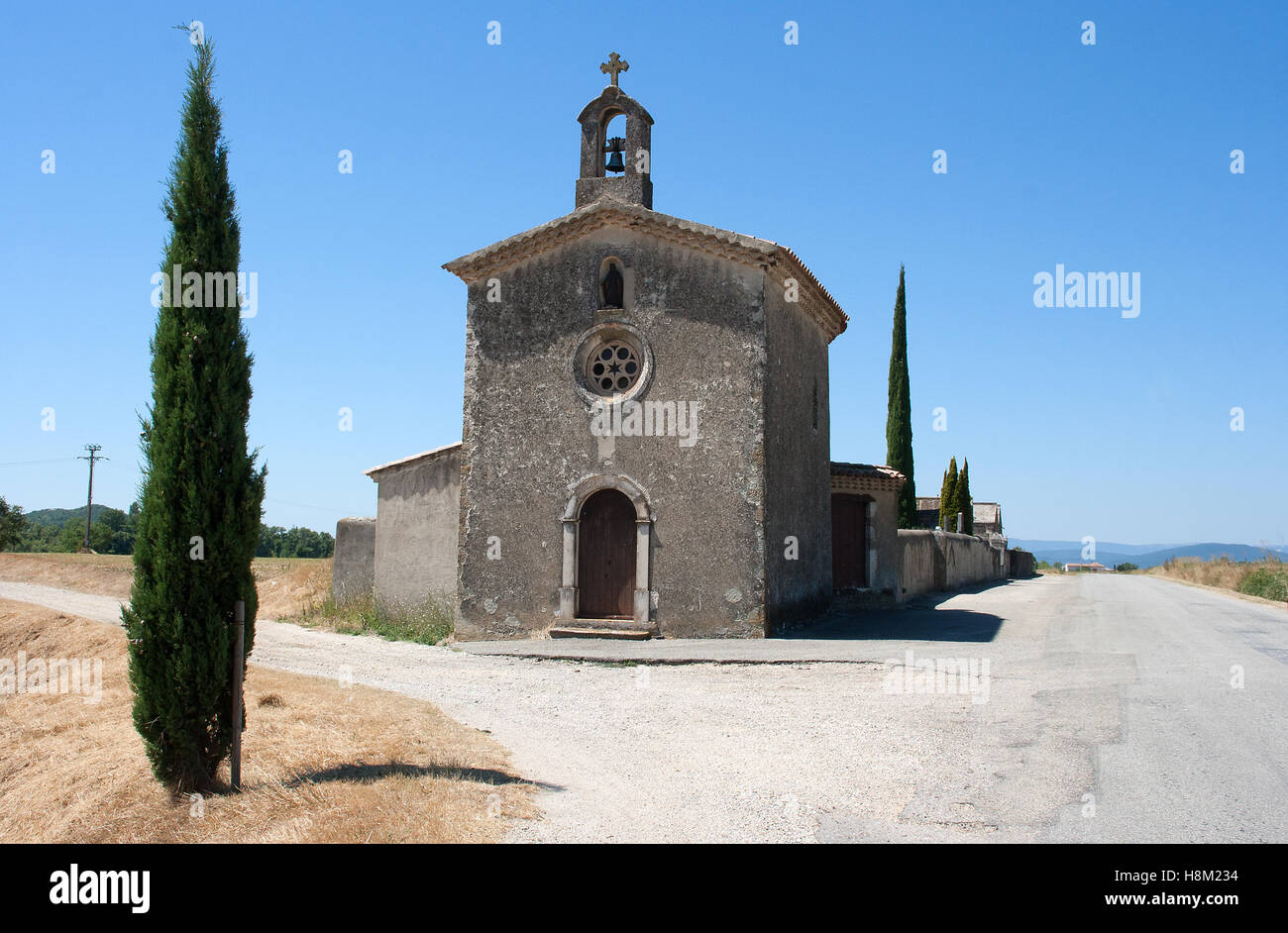 Kleine Landliche Katholische Kirche In Sud Ost Frankreich Mit Wenigen Fenstern Und Sportlichen Nur Eine Einfache Glockenturm Und Einem Kleinen Sterne Fenster Stockfotografie Alamy